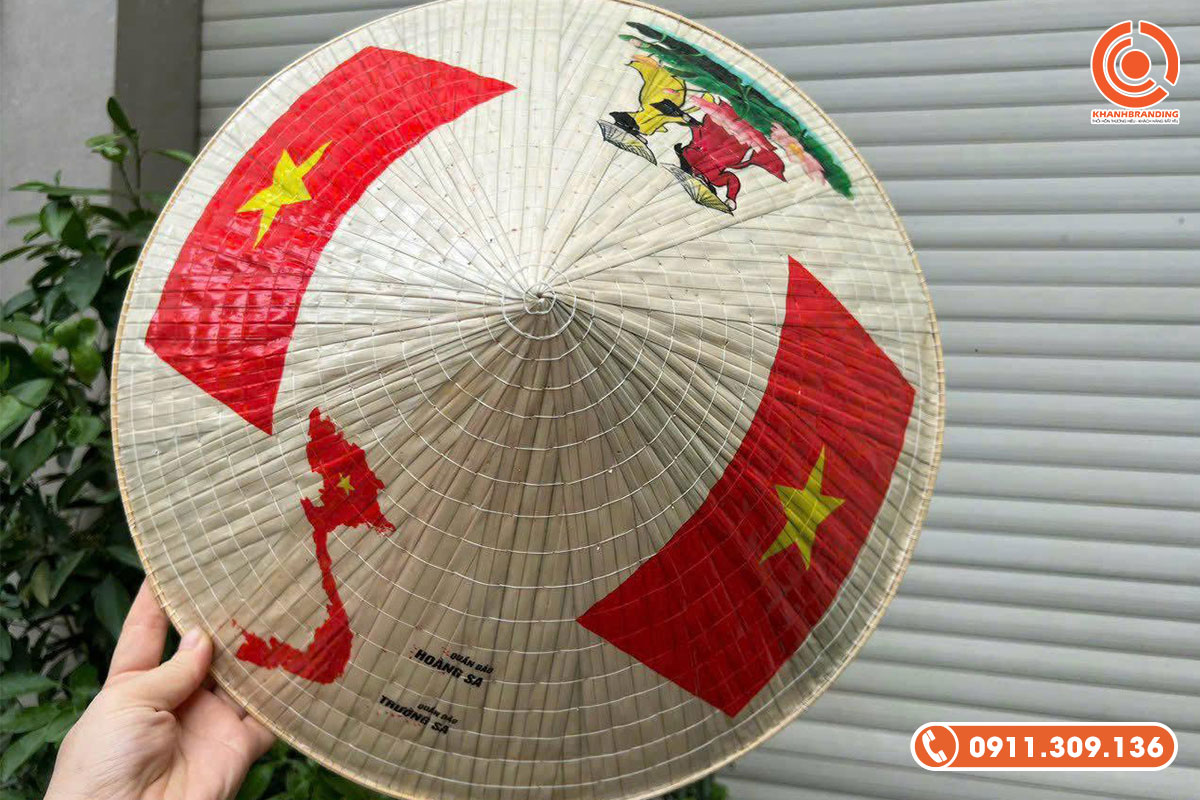 Nón là được dán tem in hình làm ấn tượng lên văn hóa Việt
