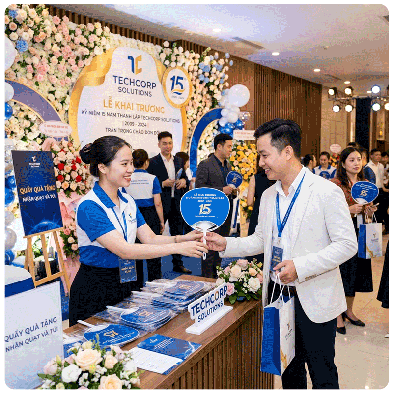 Tặng quạt in logo lễ kỉ niệm thành lập