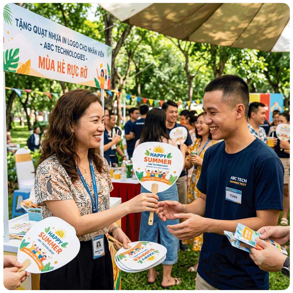 Tặng quạt nhựa cho nhân viên