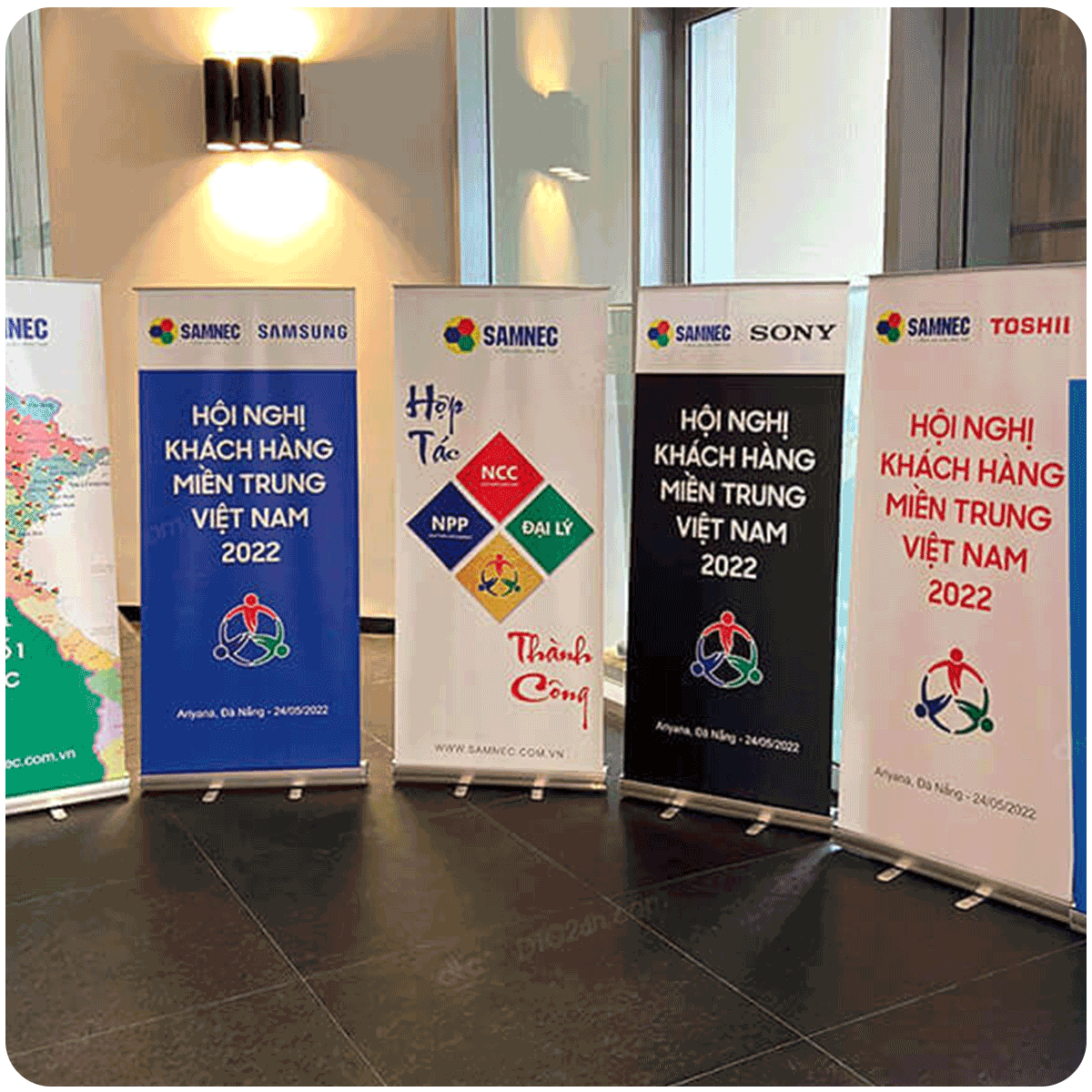 Mẫu standee chân cuốn kích thước 80x200cm tại Khanh Branding